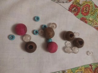 Collares de bolitas y abalorios