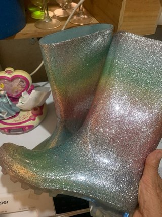 Botas arcoíris y chanclas talla 39