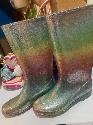 Botas arcoíris y chanclas talla 39