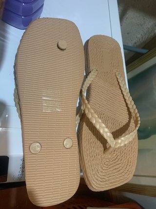 Botas arcoíris y chanclas talla 39