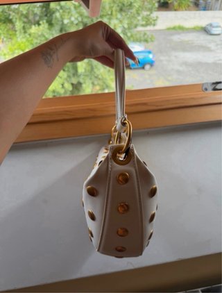 Bolso Zara blanco con tachuelas doradas
