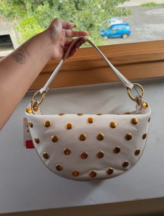 Bolso Zara blanco con tachuelas doradas