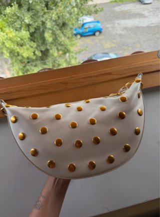 Bolso Zara blanco con tachuelas doradas