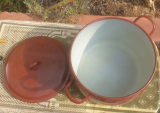Olla metálica roja con tapa