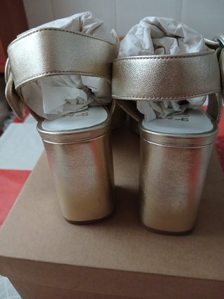Sandalias doradas y plateadas