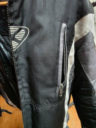 Chaqueta de moto negra y gris