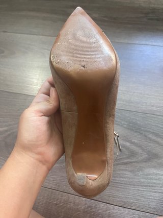 Zapatos de tacón Cortefiel beige y oro