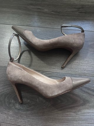 Zapatos de tacón Cortefiel beige y oro