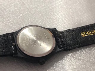 Reloj Duward Negro y Dorado