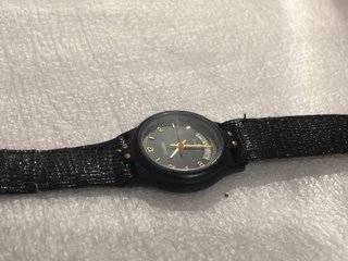 Reloj Duward Negro y Dorado