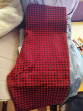 Pantalón estampado rojo y negro