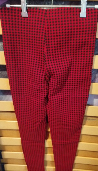 Pantalón estampado rojo y negro