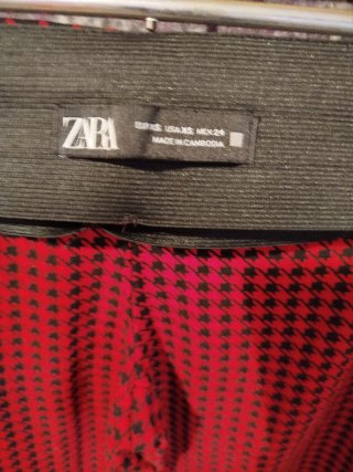 Pantalón estampado rojo y negro