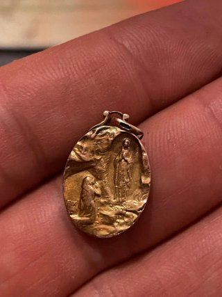 Medalla religiosa dorada