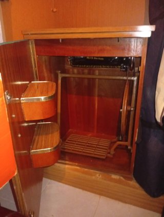 Máquina de coser Alfa Modelo A con mueble