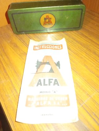 Máquina de coser Alfa Modelo A con mueble