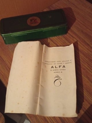 Máquina de coser Alfa Modelo A con mueble