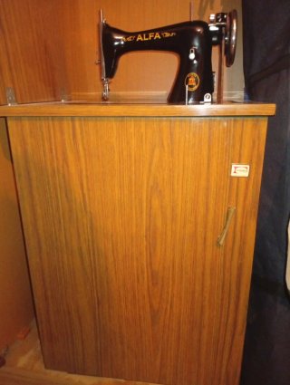 Máquina de coser Alfa Modelo A con mueble