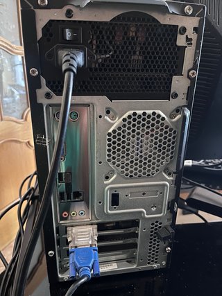 PC Asus con monitor Dell y Teclado Negro