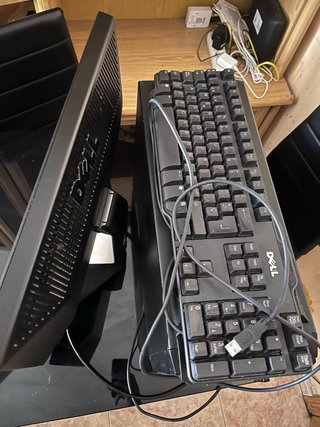 PC Asus con monitor Dell y Teclado Negro