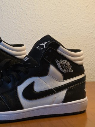 Jordan Zapatillas Blancas y Negras Caña Media Urba