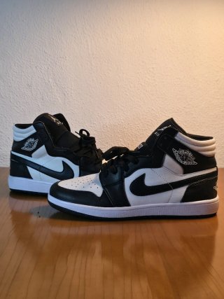 Jordan Zapatillas Blancas y Negras Caña Media Urba