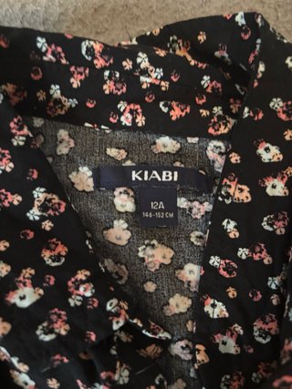 Camisa kiabi floral preta e rosa sem mangas