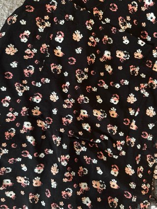 Camisa kiabi floral preta e rosa sem mangas