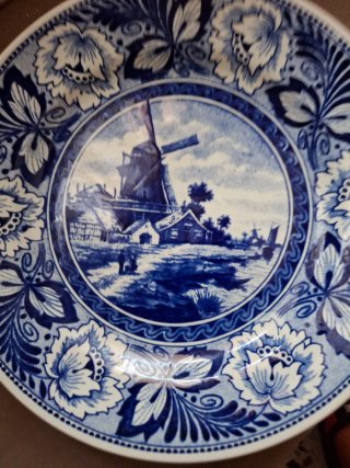 Plato decorativo antiguo azul y blanco