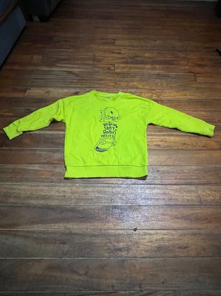 Sudadera verde con estampado de patineta