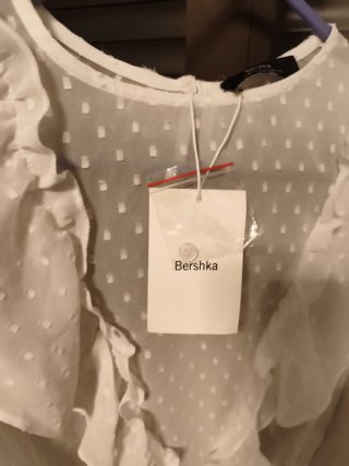 Blusa Bershka blanca volantes lunares