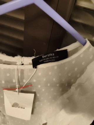 Blusa Bershka blanca volantes lunares