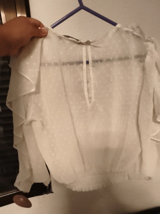 Blusa Bershka blanca volantes lunares