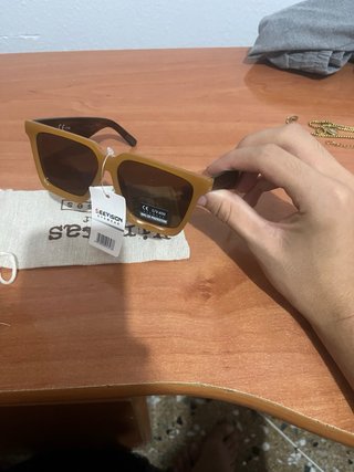 Gafas de sol marrones y amarillas