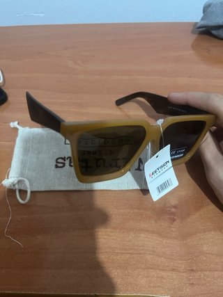 Gafas de sol marrones y amarillas