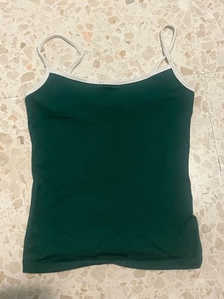 Top básico verde con ribete blanco