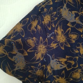 Camiseta estampada floral azul y dorada