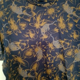Camiseta estampada floral azul y dorada