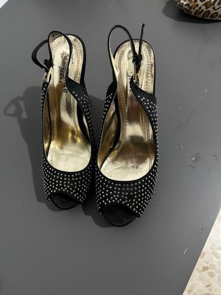 Tacones negros mujer con tachuelas