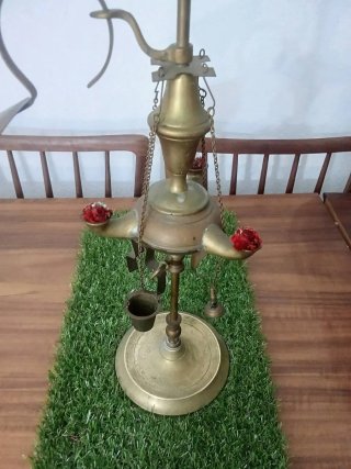 Lamparina antiga em metal dourado
