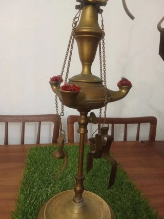 Lamparina antiga em metal dourado