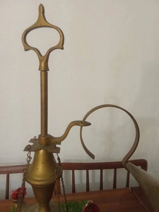 Lamparina antiga em metal dourado