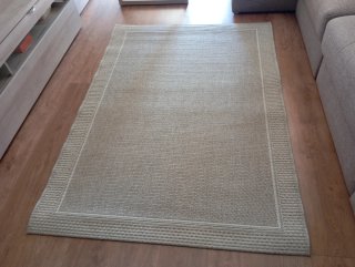 Alfombra beige y gris de tela