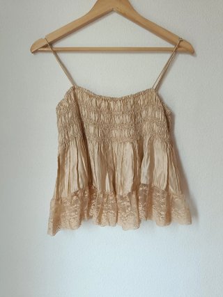 Top Zara satinado con encaje
