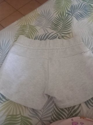 Pantalón corto Adidas gris