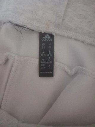 Pantalón corto Adidas gris