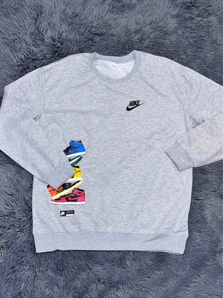 Sudadera Nike Gris con Estampado de Zapatillas