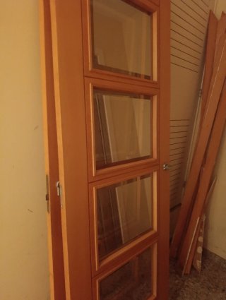 Puerta de madera con cristal