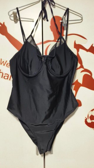 Bañador negro con detalles de malla