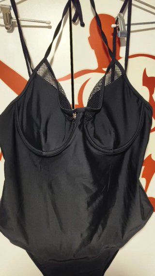 Bañador negro con detalles de malla